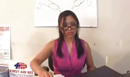 लॉकर कमरे सेक्सी मूवी बीपी वीडियो में blowjob